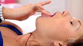 Amadoras novinhas gozando no sexo porno