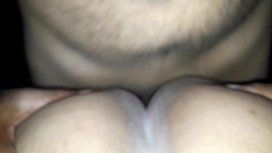 Buceta peluda sendo chupada no porno em publico