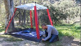 Mulheresnuas trepando no acampamento