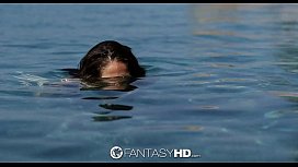 Safada dando pro namorado dentro da água