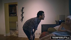 Videoporno de novinha gozando