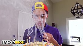 Rola grande comendo a coroa de buceta linda