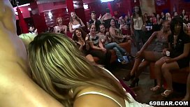 Mulher chupando a rola dura do gogoboy